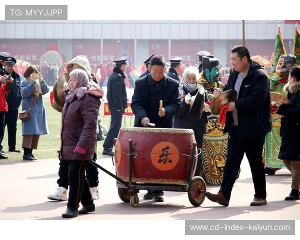 梁平赛现场摇滚乐队携手非遗灯戏共燃激情打造热烈文化盛宴